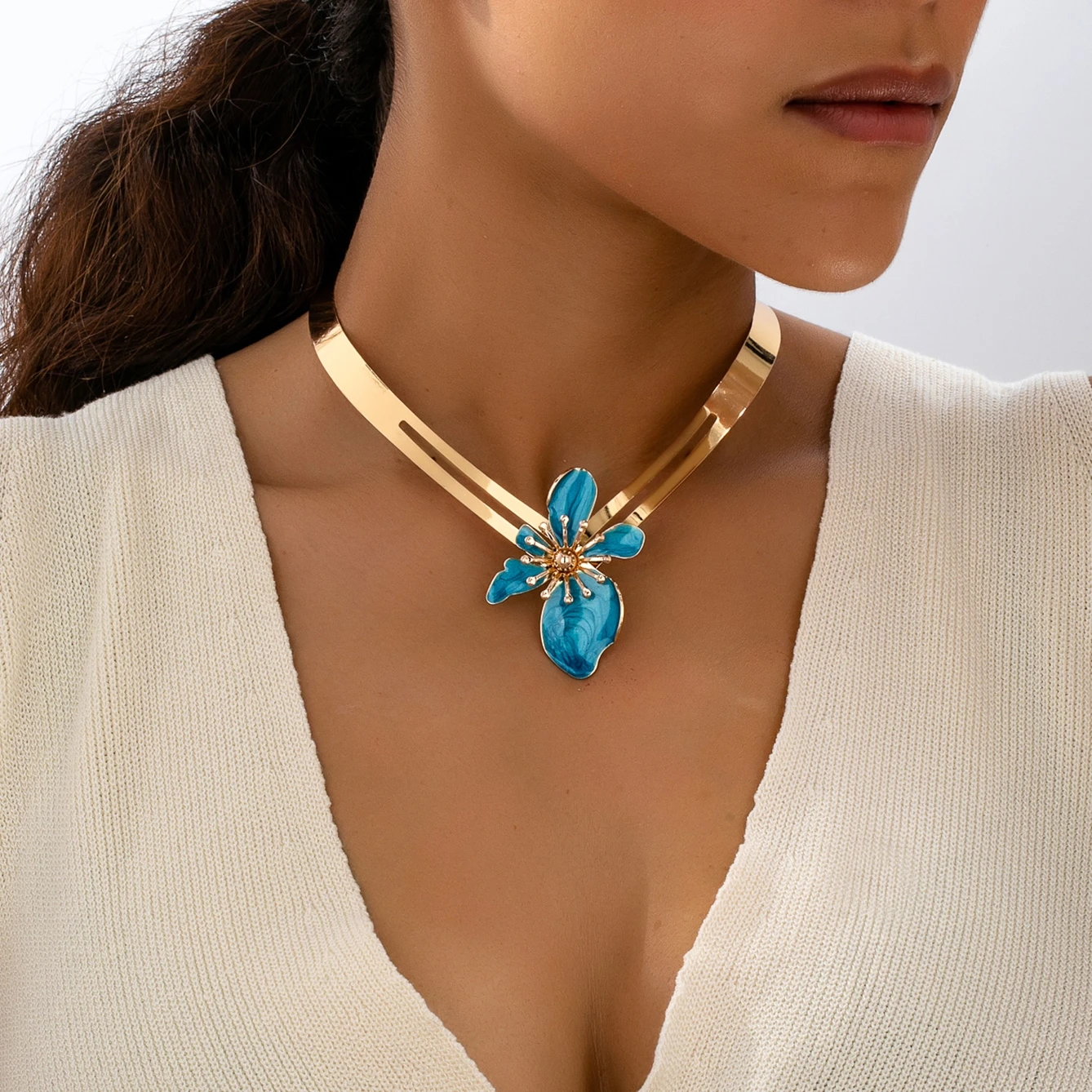 Women's Choker Necklace with Floral Design, Fashionable and Unique, Featuring an Oil-Drip Craftsmanship, Elegant and Graceful, Suitable for Banquets and Weddings