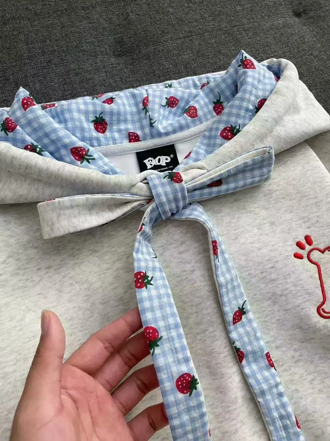 سترة كلاسيكية على طراز Preppy سترة لطيفة بجيوب مطرزة للسيدات Y2k قطع علوية يابانية حلوة كاواي كارتونية مع قلنسوة للسيدات بأكمام طويلة