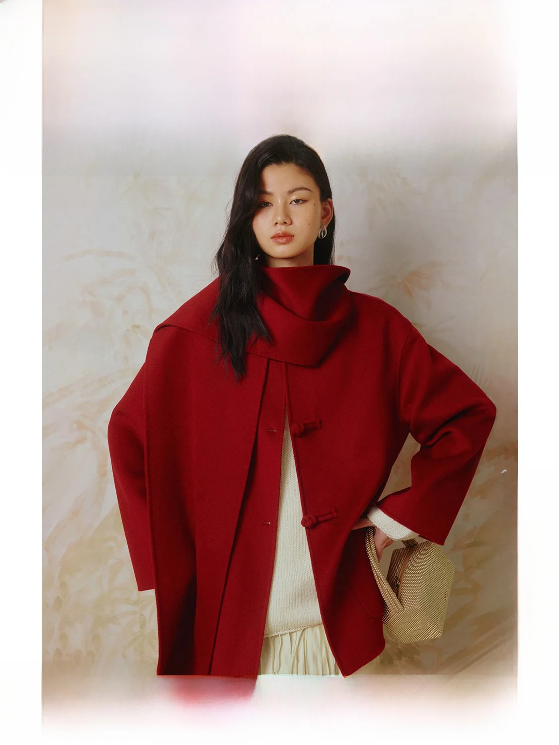 

Элегантное двустороннее шерстяное пальто-шарф в китайском стиле для женщин, создающее праздничную атмосферу, из коллекции Founder Series