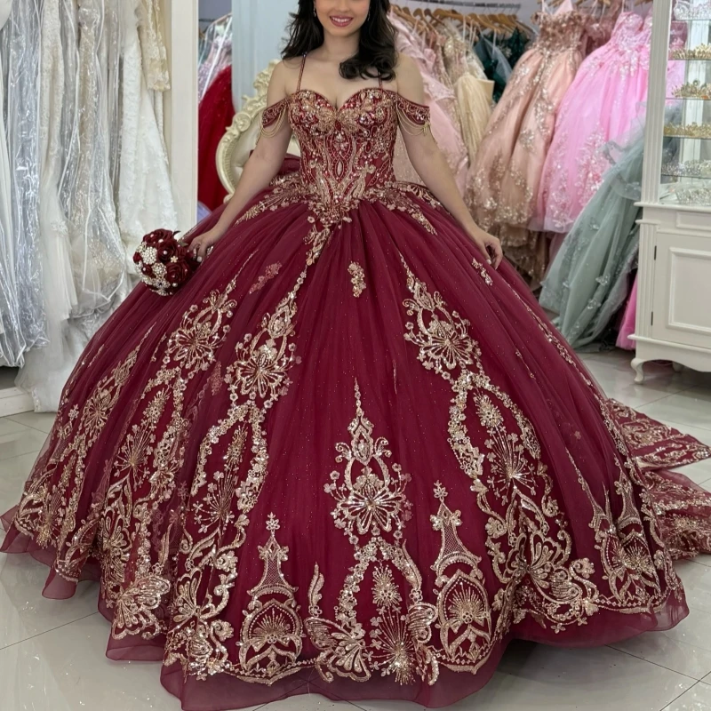 

Красное блестящее бальное платье Quinceanera Платья с открытыми плечами Золотая аппликация Кружева с бисером и бантом из тюля Вечеринка на день рождения Милое платье 16, жилет