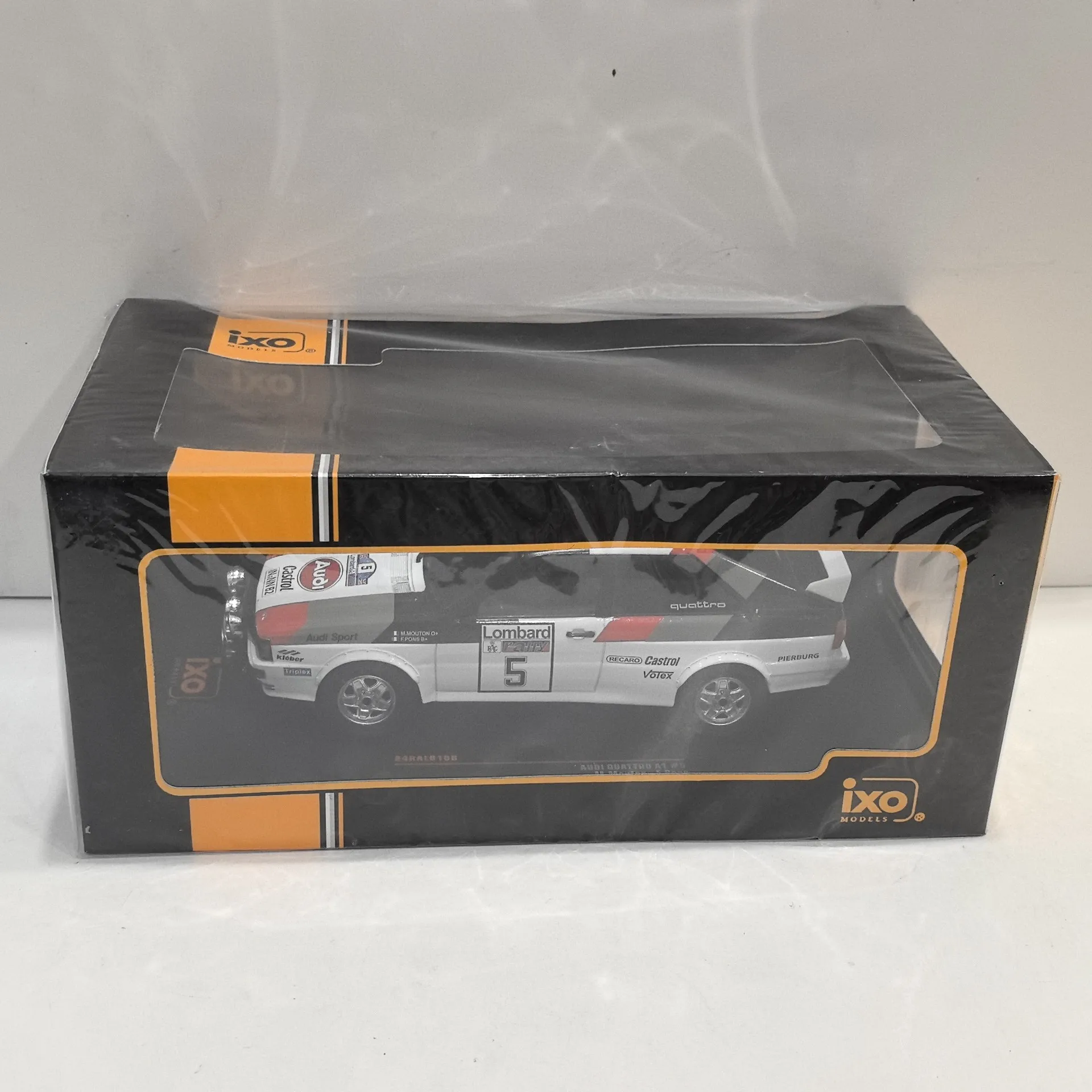 Model AUDI QUATTRO A1 od IXO, skala 1/24, wykonany metodą odlewu ciśnieniowego. # 5 1982 Audi Racing Alloy Car Model Collectible Toy Gift Souvenir Display Ornament - Model kolekcjonerski Audi Racing z 1982 roku, wykonany ze stopu, zabawka, prezent, pamiątka, ozdoba do ekspozycji