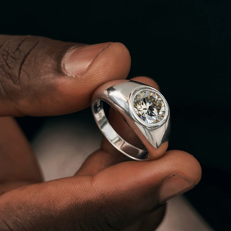Ein klassischer und trendiger hochwertiger Schmuckring für Männer und Frauen, gefertigt aus 925er Sterlingsilber und mit einem runden Moissanit. – Detail 4