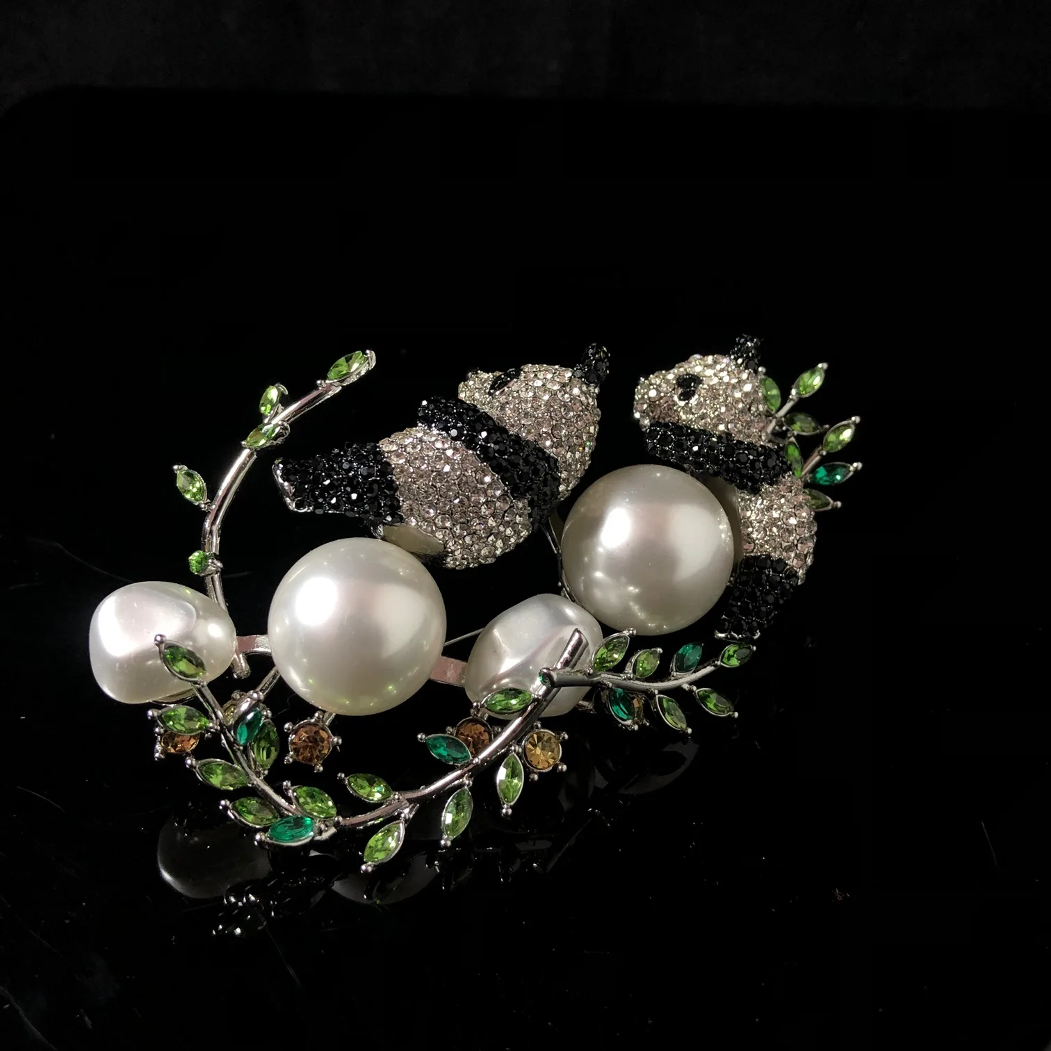 Elegant  panda brooch versatile  piny przypinki diamond-encrusted  exquisite heavy-duty pearl jewelry