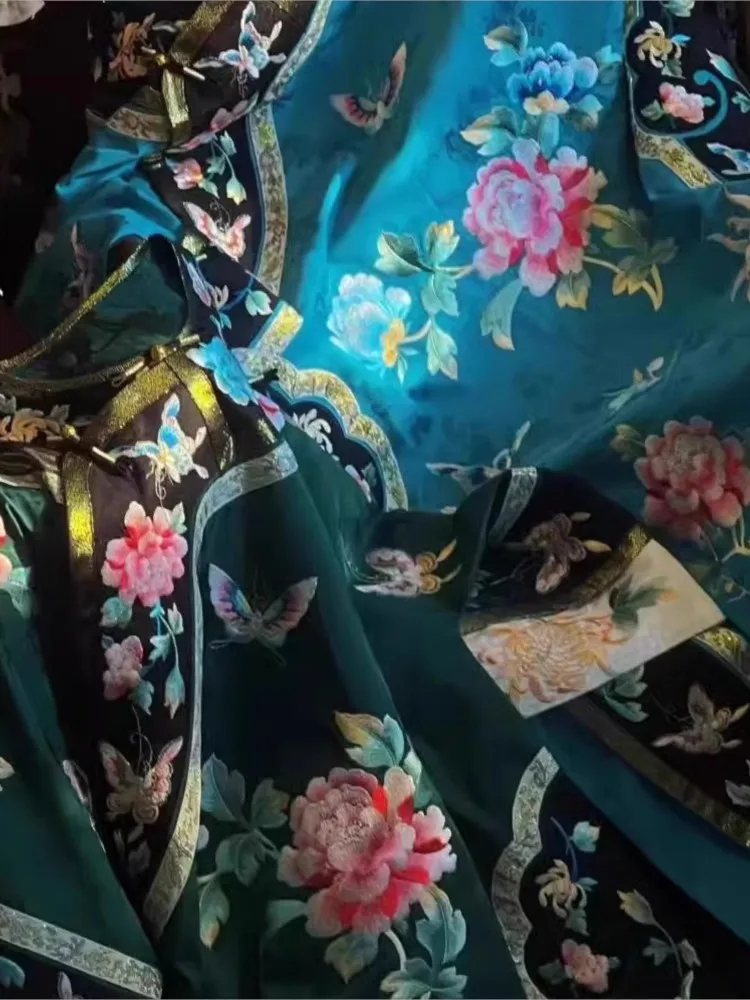 

Elegant and Luhua's new gilded dress