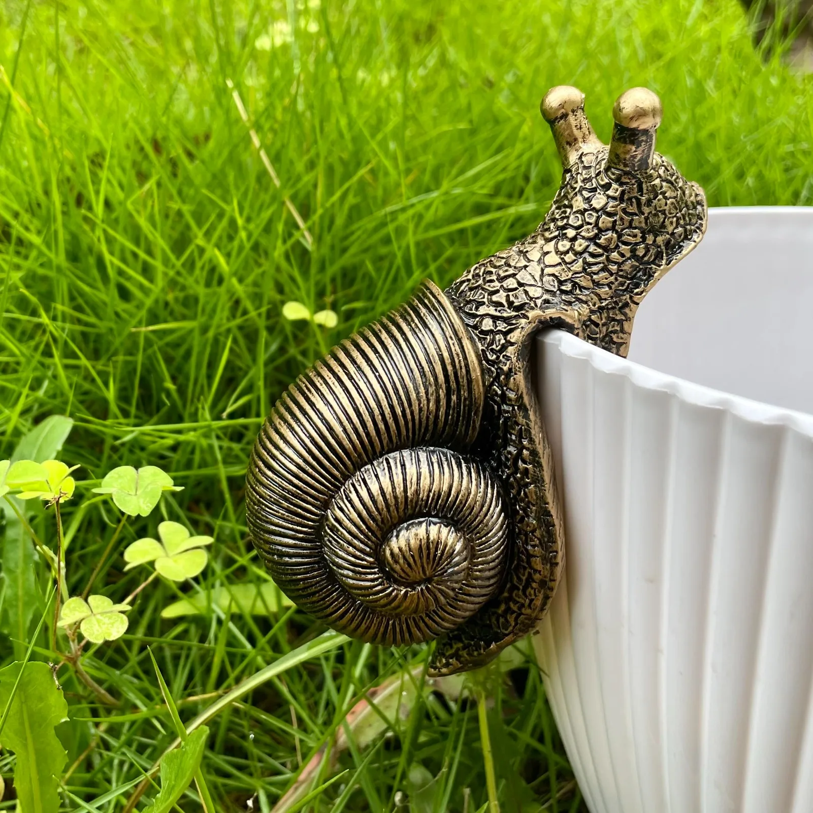 Vintage Bronze Climbing Snail Hugger, Miniature Fairy Garden Flower Pot and Vase Resin Art Decorations