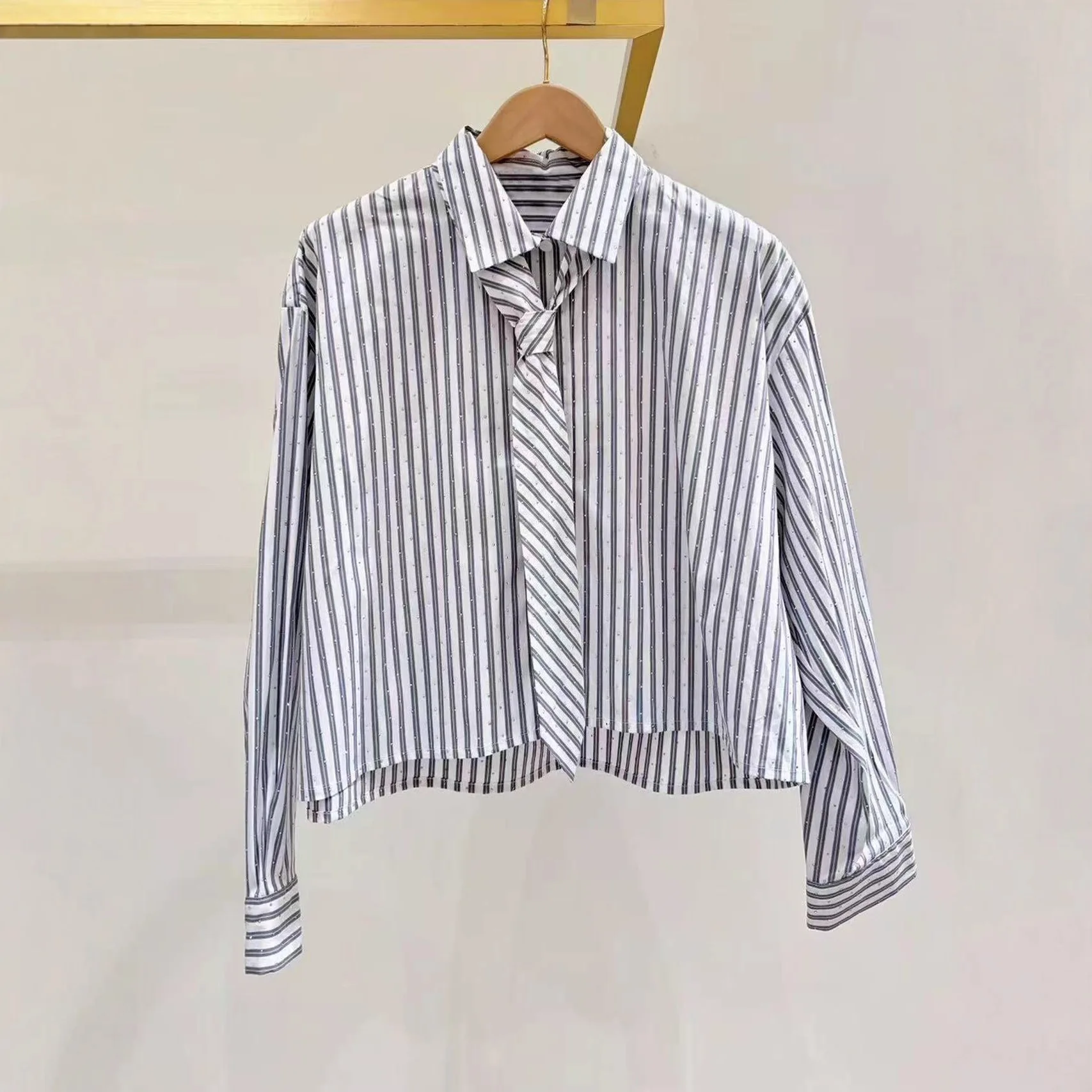 【ギフト無料】2025 初秋新作 プレッピー 若々しい ラインストーン 縦縞 ネクタイ 長袖 クロップドシャツ レディース