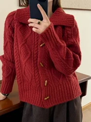 koreański gruby sweter z dzianiny Twist Kobiety 2024 Jesień i zima Nowy, zmniejszający wiek Western Sle Horn Buckle Lapel Sweet Sweater...