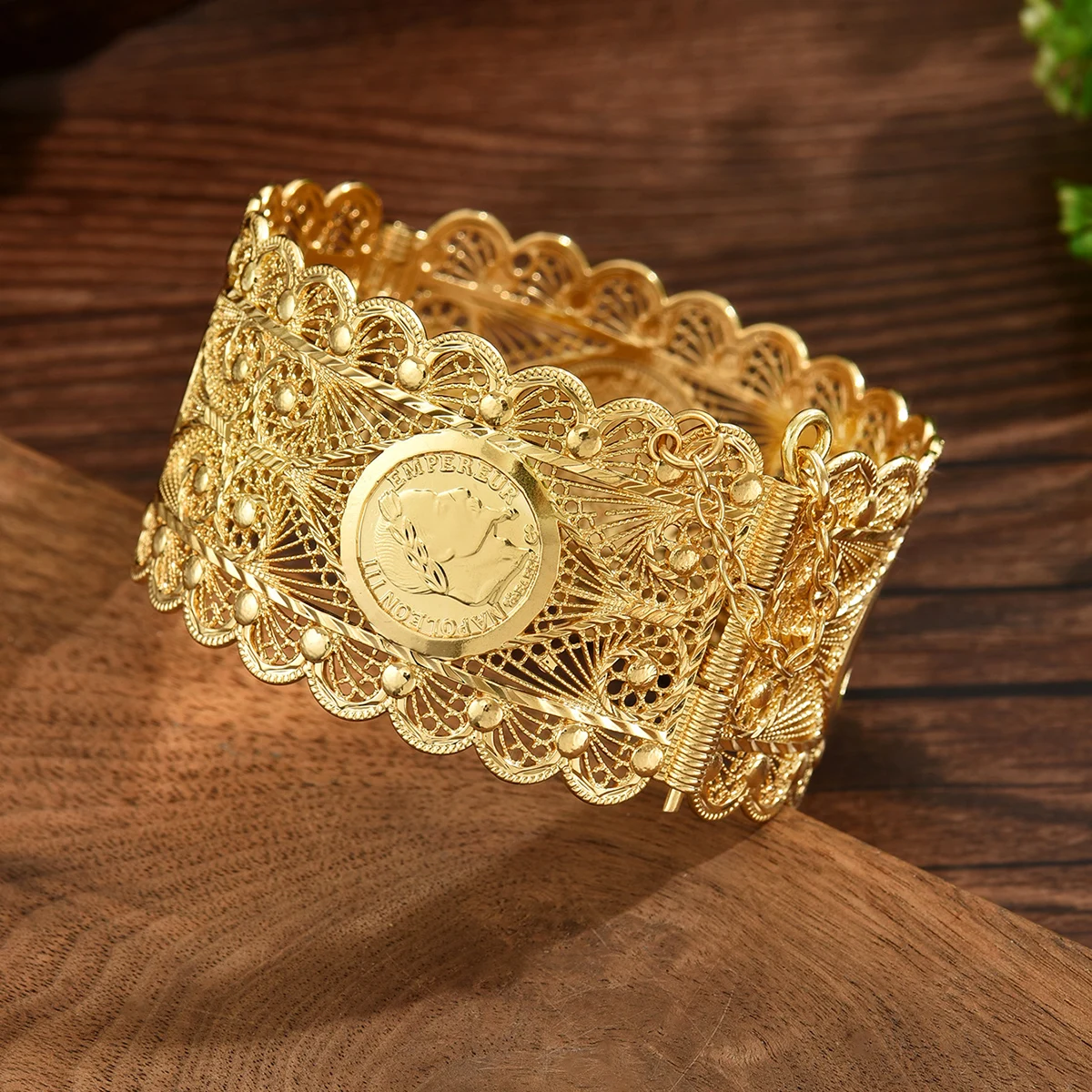 

Retro Arabian-Style Gold-Plated Hollow-Carved Design Adjustable Bracelet For A Gift For Ladies At Weddings
