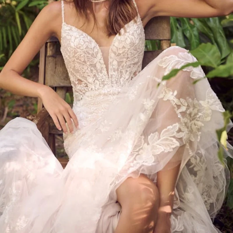 تخصيص 2025 فستان الزفاف نمط ذيل السمكة فستان الدانتيل الأبيض مع أشرطة الكتف رقيقة العميق الخامس الرقبة عارية الذراعين جمال أنيق