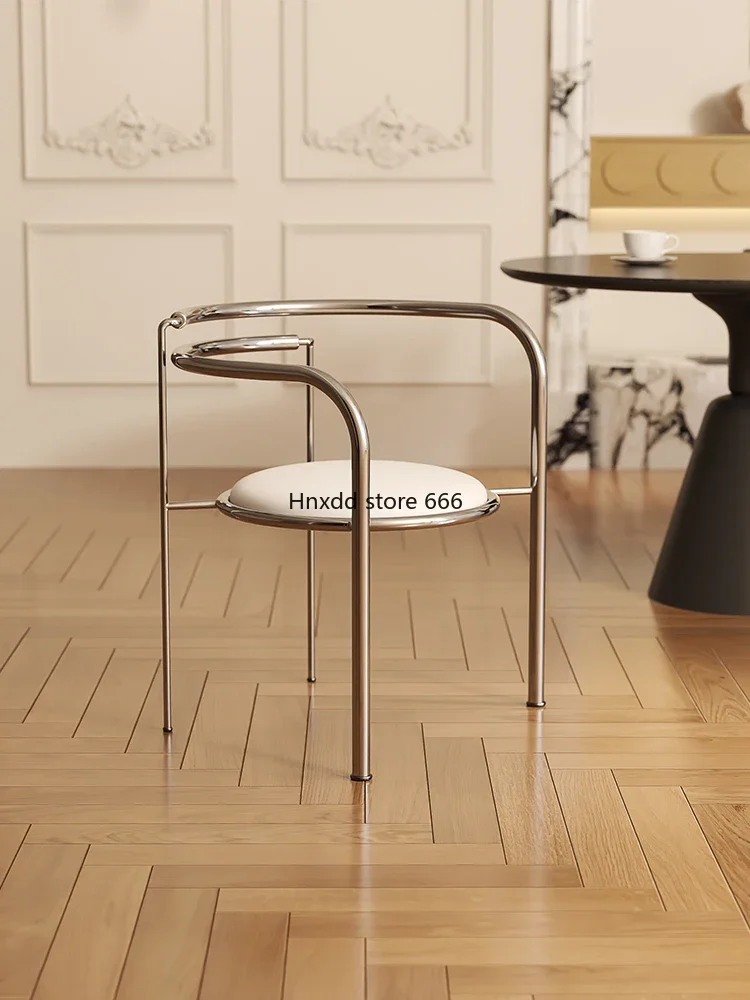 Leichter Luxus antiker Stuhl mit einer Rückenlehne