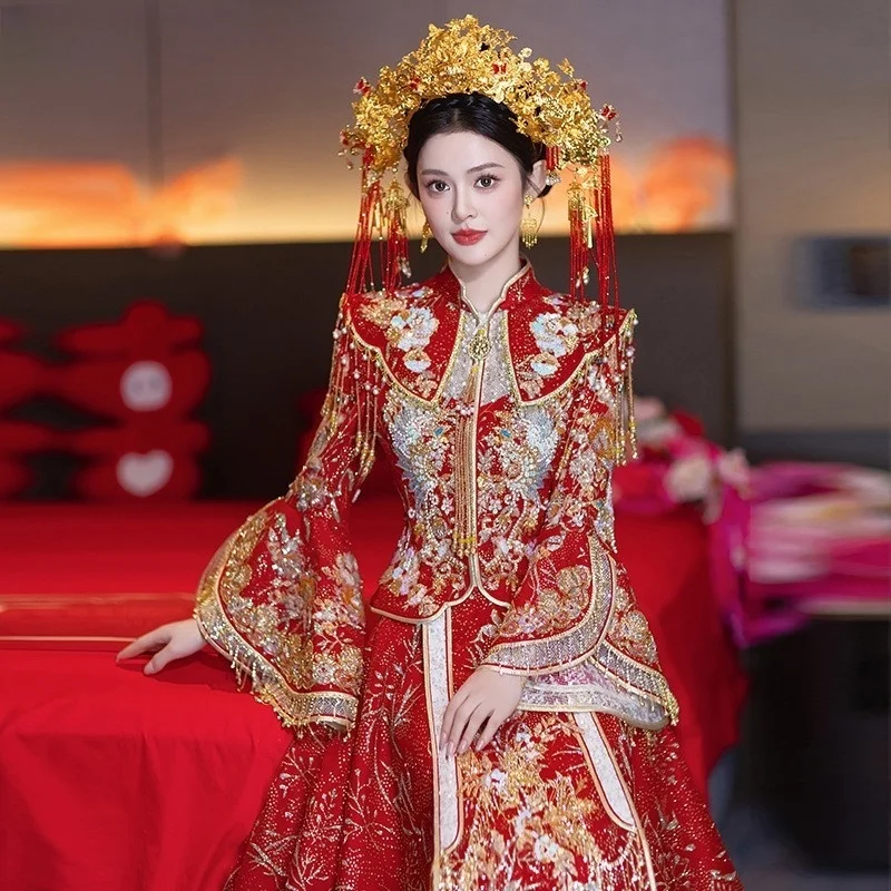 In the new Chinese-style wedding wears a gauze dress phoenix crown and red robe as well gowns toasting clothes