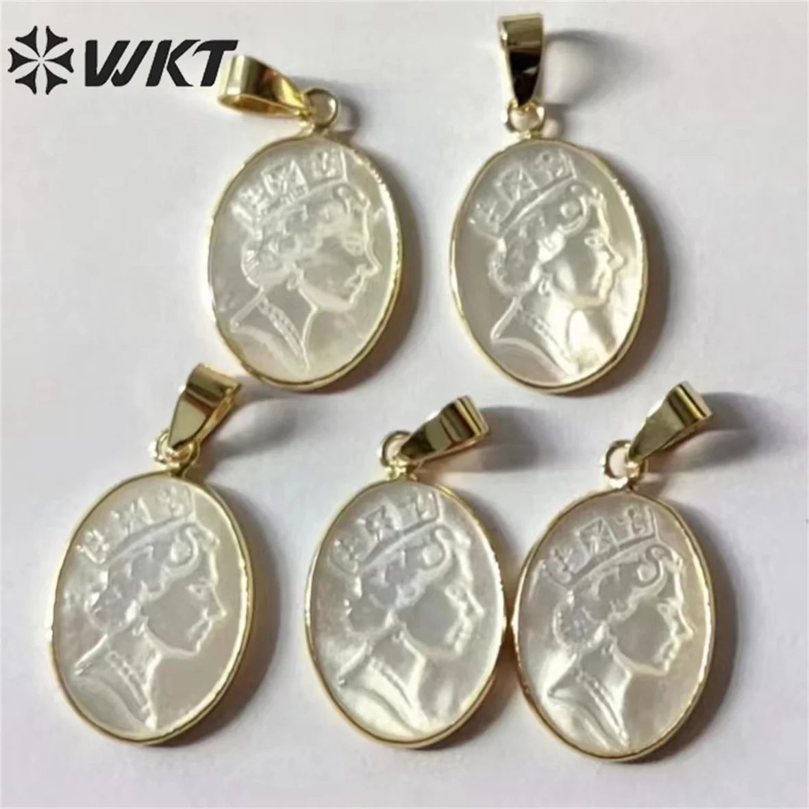 

WT-JP331 Newest Fashion Gold Bezel Mother Of Pearl Shell Carved Queen Elizabeth Pendants Charming The Beauty Head Accessories