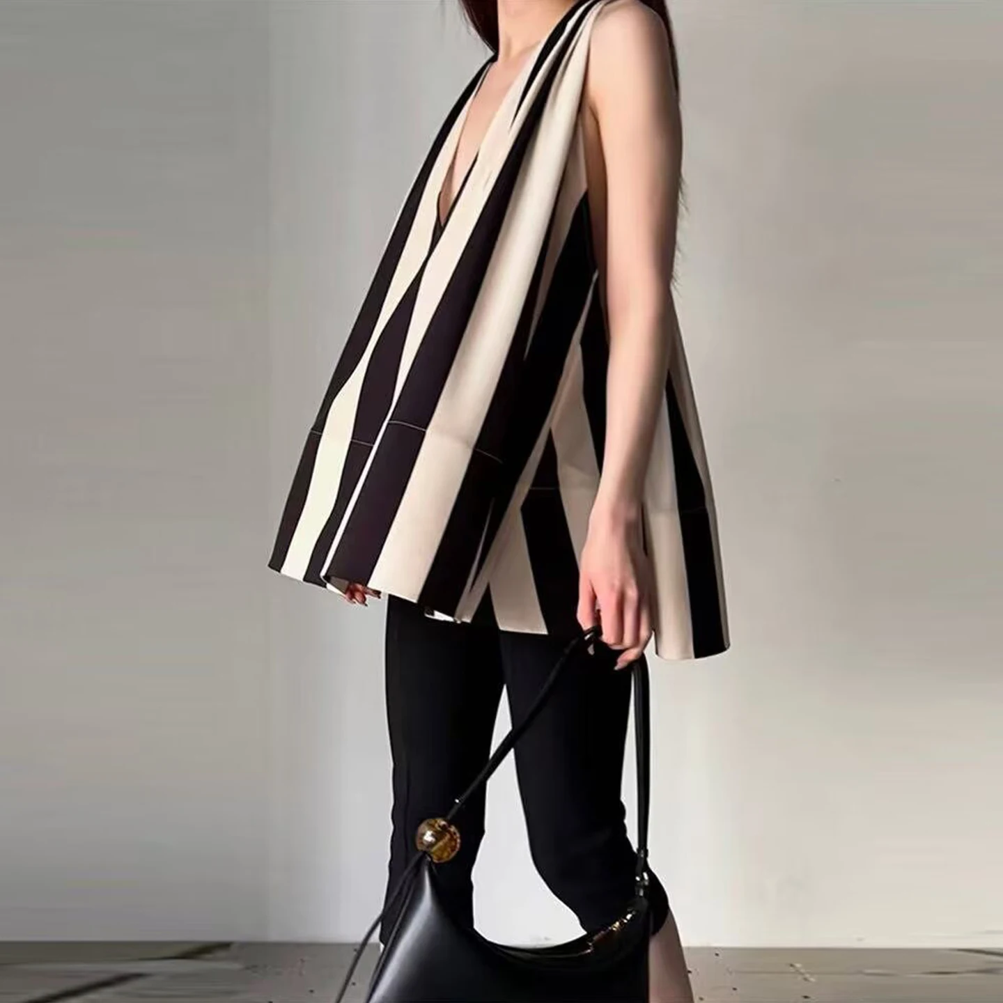 

2025 Summer New Women's Casual V-ne Stripe Svel Top Faionable Versatile Daily Wear Polyester Fiber Zipper Closure