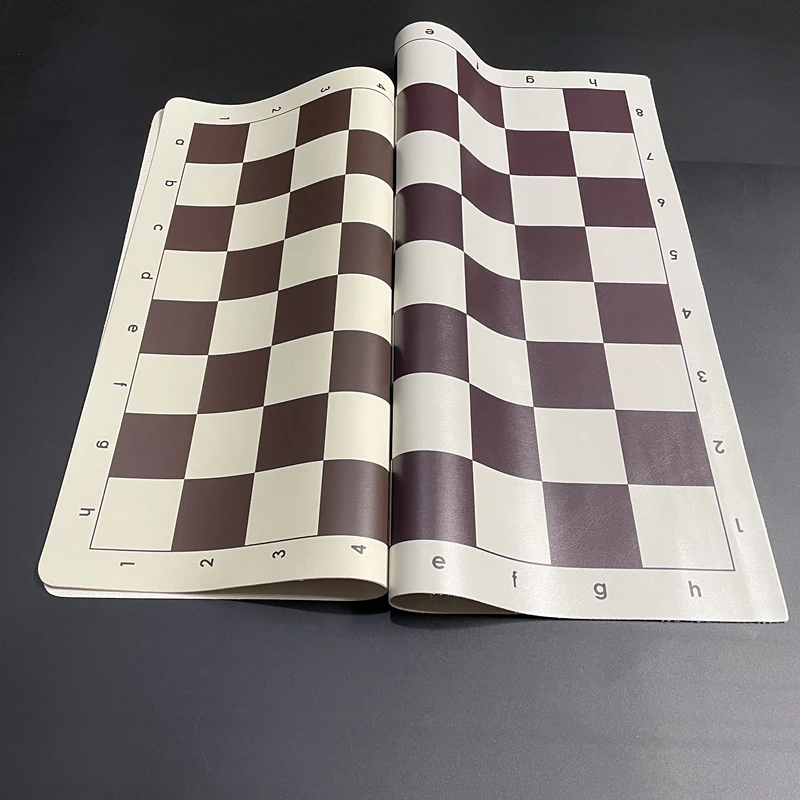 

Два портативных подвижных мягких коричневых шахматных настольных игр из искусственной кожи размером 43 см/16,9 дюйма и 50 см/19,7 дюйма.