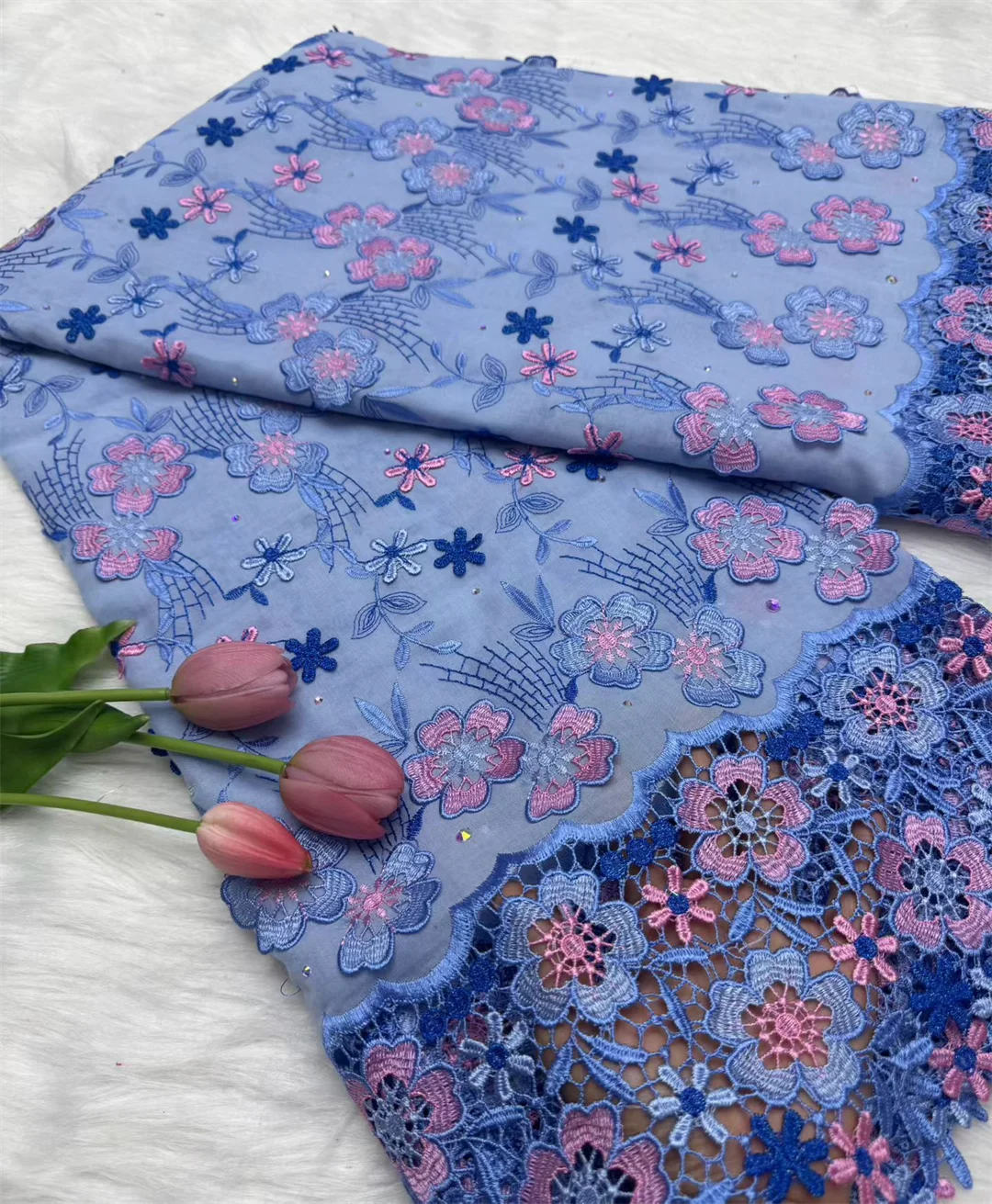 

Швейцарская вуаль кружева в Швейцарии с 3D цветочной аппликацией и камнями 2026 Супер качество африканской кружевной ткани для свадебного кружевного платья