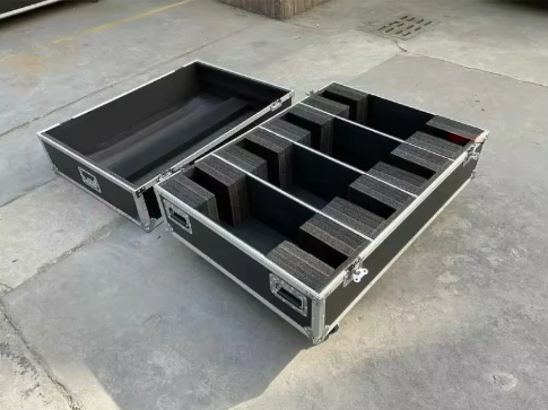 Universal Four 32 Inch LCD/LED/Plasma TV Flight Case with 4