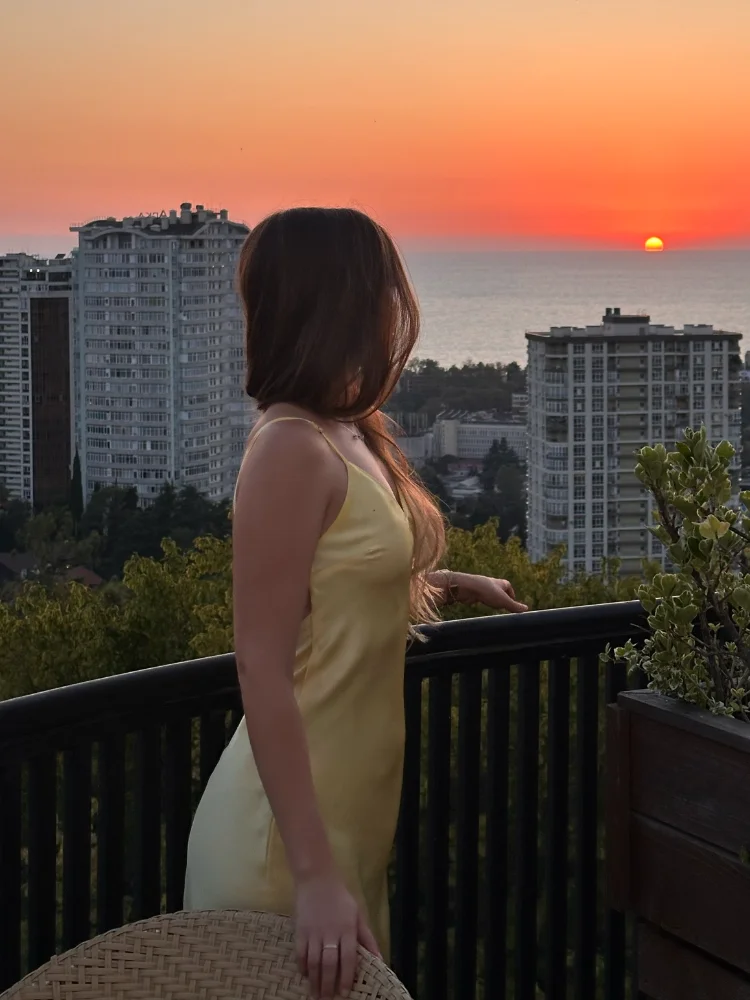 مثير الساتان الأصفر الخامس الرقبة المرأة فستان بكتافة شيك بلا أكمام عارية الذراعين سليم هيم فساتين متوسطة الطول الصيف الإناث عطلة رداء 2025