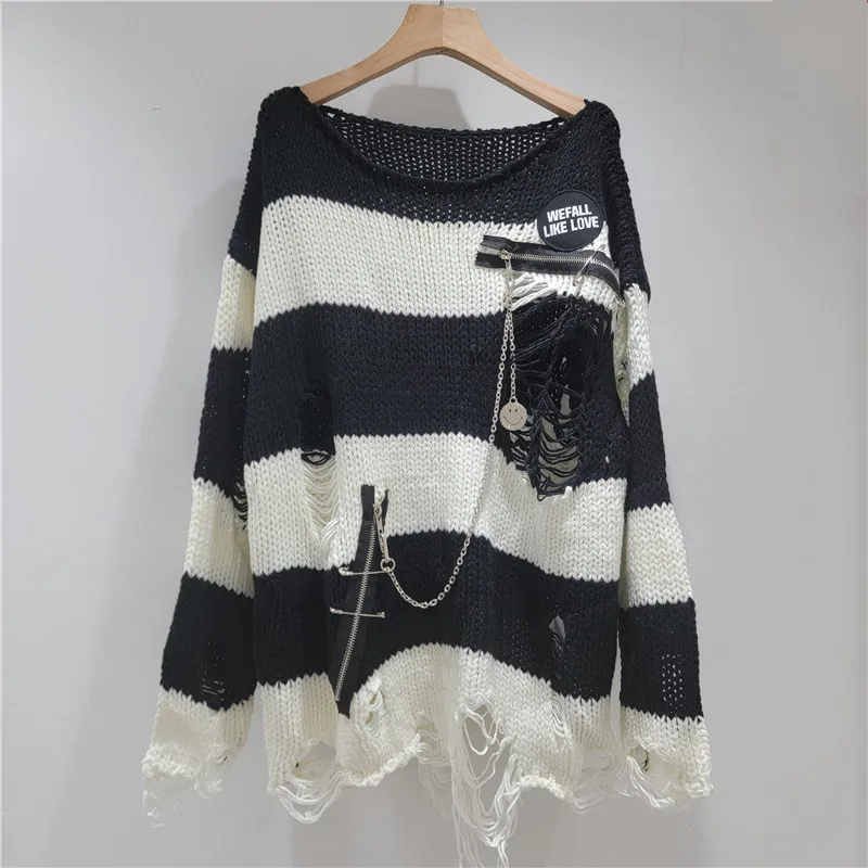 เสื้อถักลายริปสไตล์อาร์ติซานพร้อมลายทางโดดเด่น ทรงโอเวอร์ไซส์ สไตล์เก๋ไก๋อย่างง่ายดาย เสื้อสเวตเตอร์ที่คุณต้องมีติดตู้เสื้อผ้า