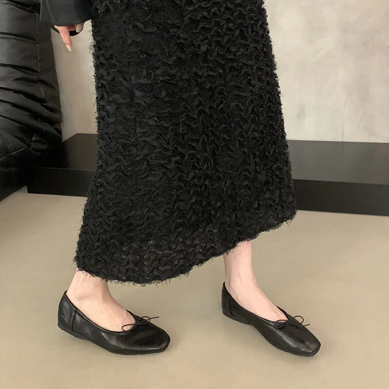 Neu in der Mode: Weiche Damen-Ballerinas mit flachem Absatz, lässige, flache Damenschuhe zum Hineinschlüpfen, mit Schmetterlingsknoten. – Detail 7