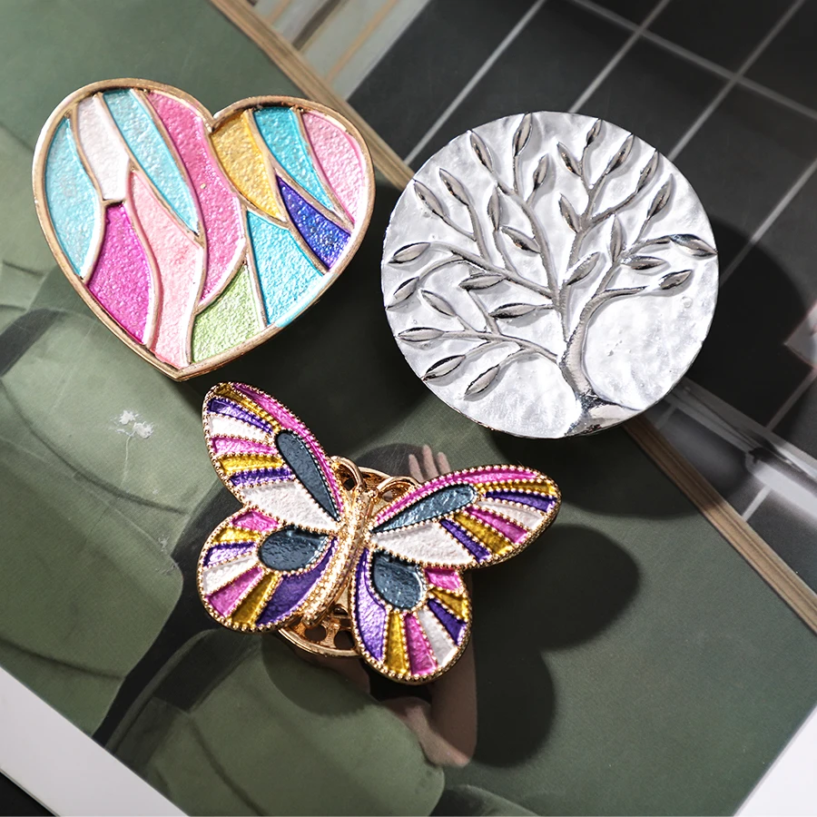 

New Sewing Storage Needle Suction Device Magnetic Butterfly-shaped Cartoon Brooch Needle Suction Device Two-in-One