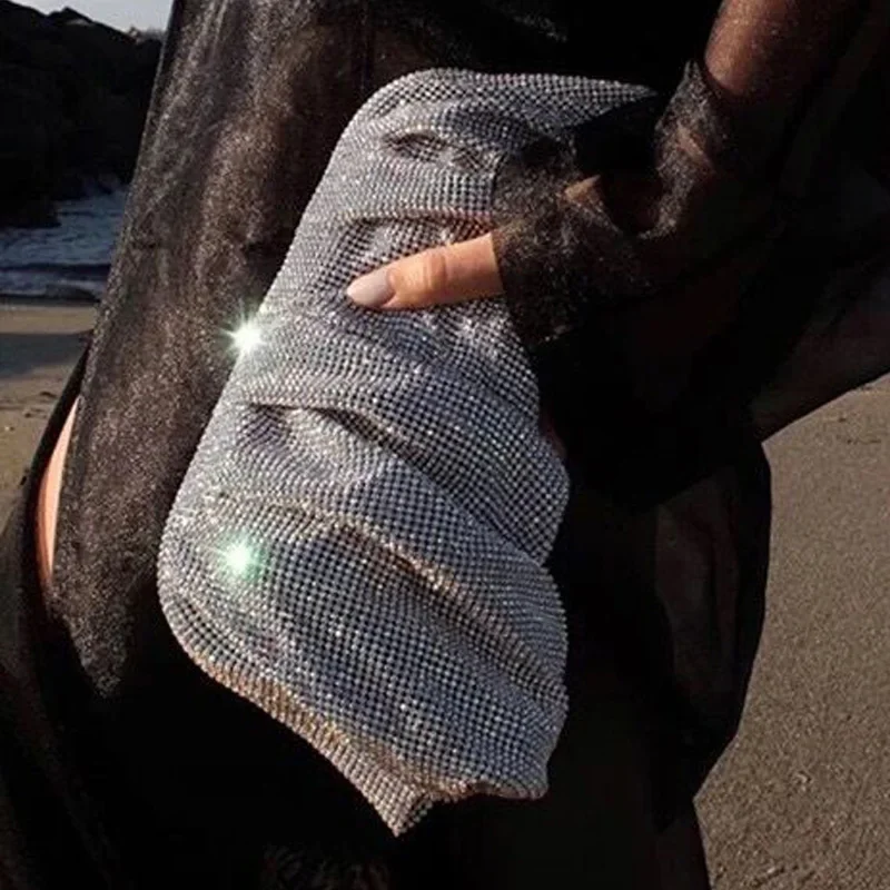 Bolsos de mano plateados con diamantes de imitación brillantes para mujer, carteras de diseñador de lujo, tendencia Boutique, pliegues de cristal, fiesta de boda, 2023