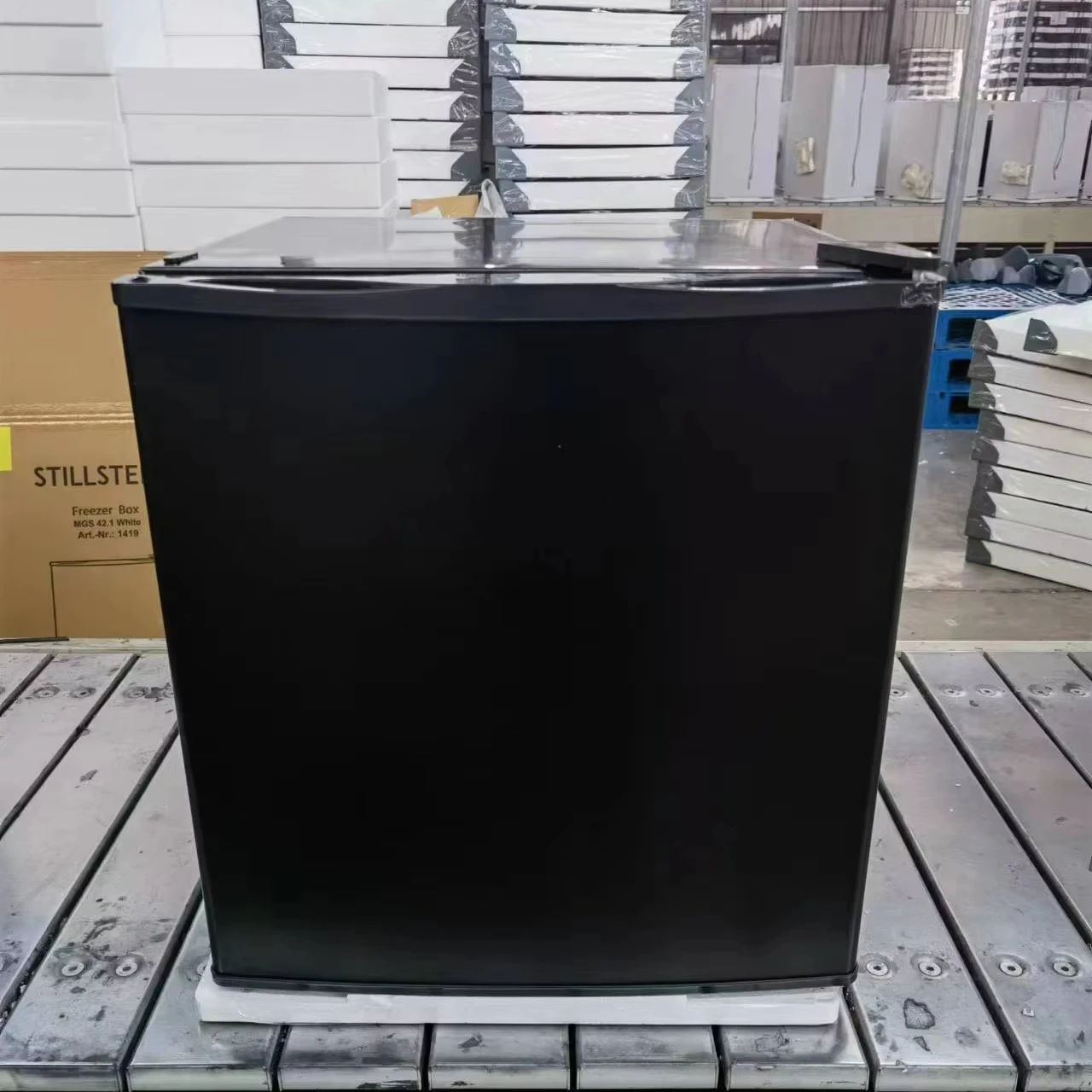 رائجة البيع 50L ضاغط الثلاجة الفريزر المحمولة ميني بار زجاج الباب فندق شقة وظيفة التبريد المدمجة الثلاجة المدمجة