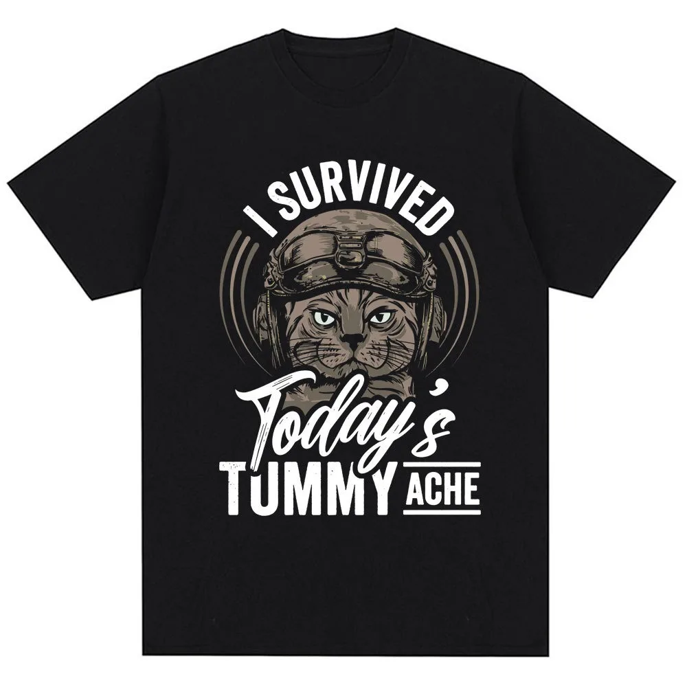 أسود المتضخم تي شيرت القط يرتدي خوذة عسكرية طباعة خلفية مع دبابة الدخان جبل معركة المشهد الإبداعية عارضة أعلى