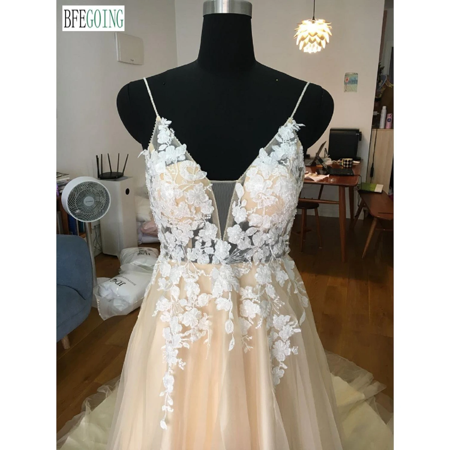 Simple Lace Appliques Tulle A-Line Wedding Dresses Chapel Train Custom Made Spaghetti Straps Bridal Gowns