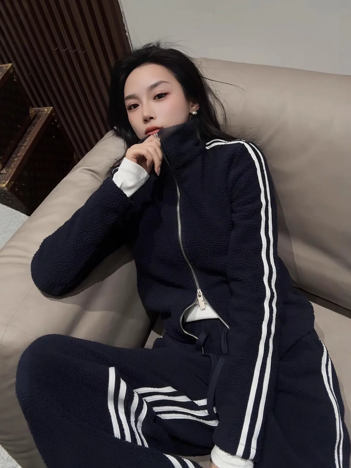 

Зимний модный комплект для женщин больших размеров: флисовая куртка и брюки с широкими штанинами, повседневный спортивный стиль, воротник-стойка, застежка-молния, полиэстер