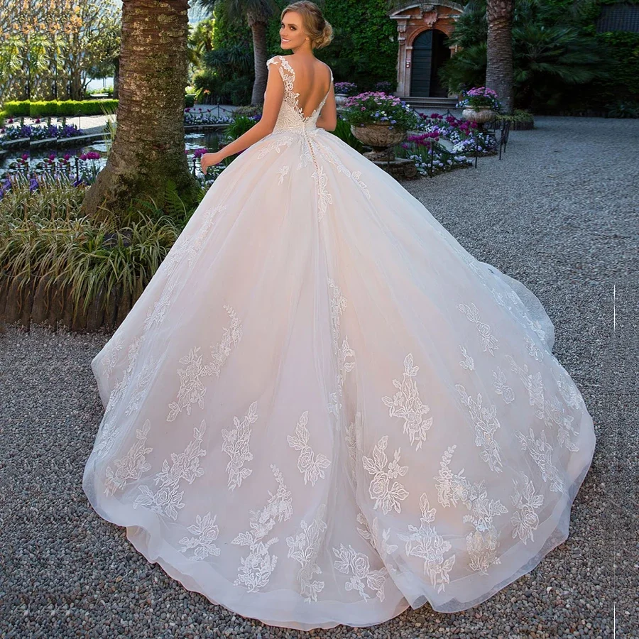 Robe de mariée princesse élégante avec manches cape et appliques en dentelle, 2022