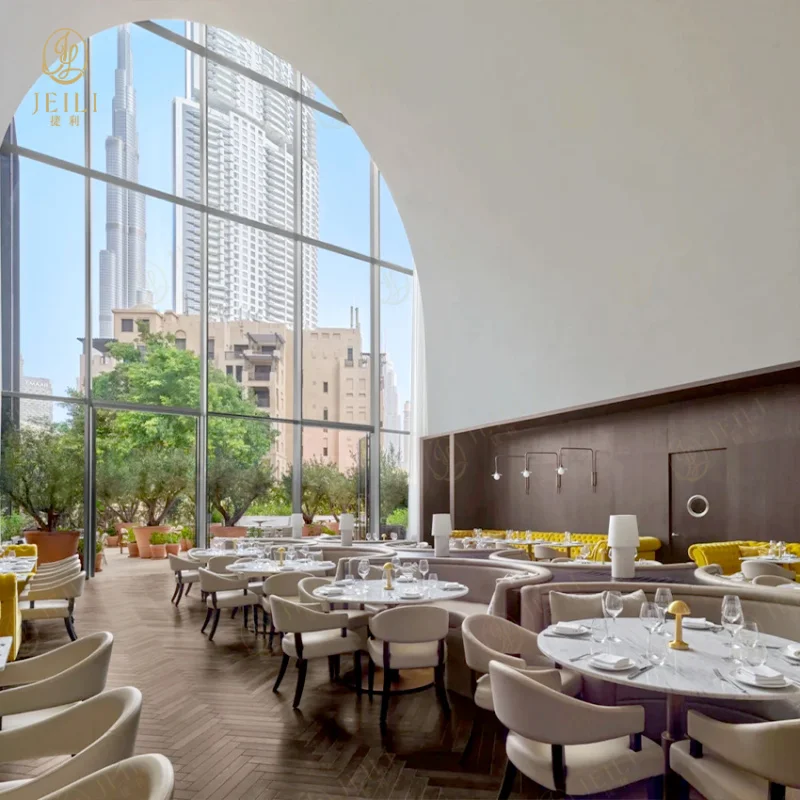 

Готовый к установке бежевый обеденный стол и стулья с обивкой для отелей и ресторанов. Мебель для отелей и ресторанов Address Downtown.