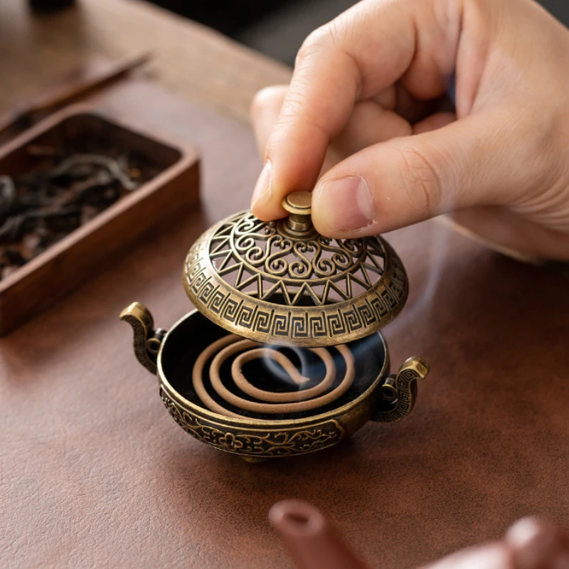 Exquisite and Compact Incense Burner with Hollowed Out Patterns Three Legged Stove Indoor Stove Plate Desktop Home Decoration