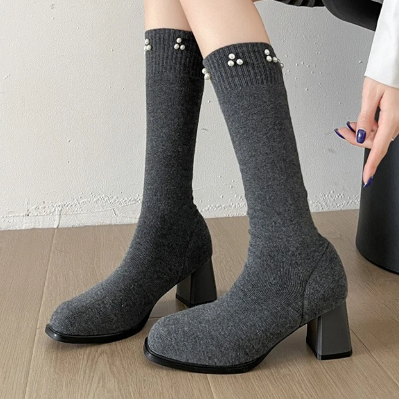 

Женские высокие сапоги с жемчугом, вязаные сапоги до колена на высоком каблуке-носке, элегантная трендовая новая обувь 2025 года, модные зимние вечерние пикантные туфли-лодочки на массивном каблуке
