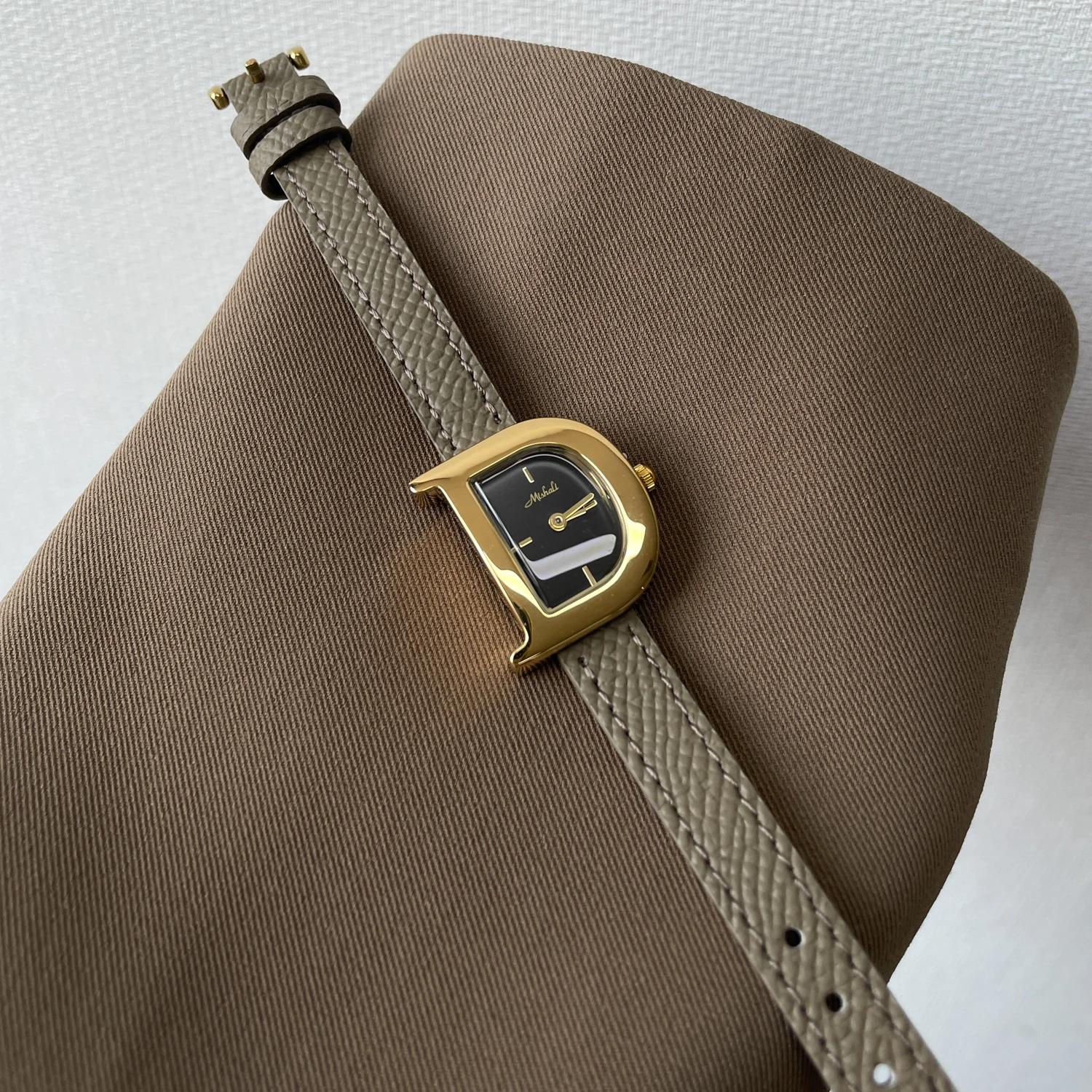 ساعة نسائية للربيع والخريف عالية القيمة، طراز فني، ساعة يد نسائية، وصول جديد 2025، ساعة يد نسائية أنيقة