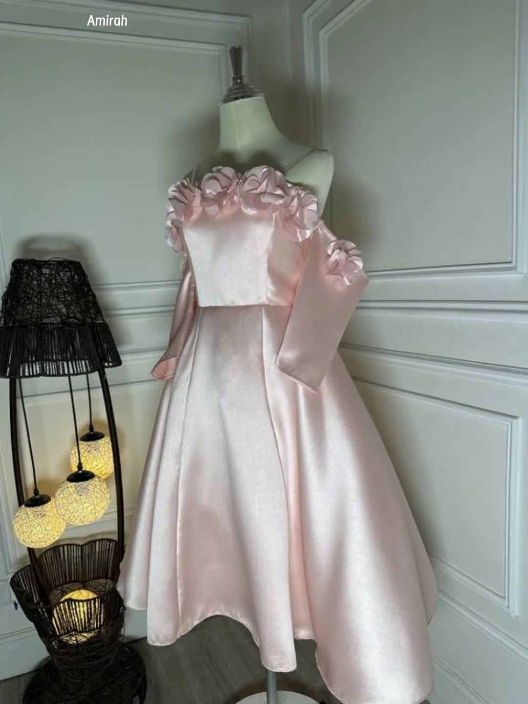 Amirah فساتين مكشوفة الكتف للمناسبات الخاصة فستان حفلات الزفاف اللامع مصنوع حسب الطلب فساتين أنيقة من قماش الساتان للحفلات الراقصة