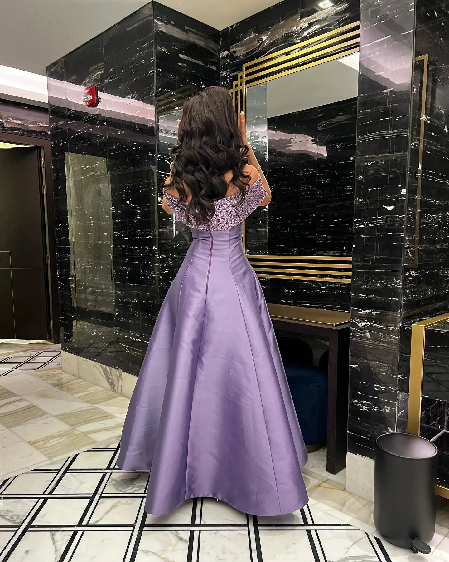 2025 выполненное на заказ атласное вечернее платье трапециевидной формы без бретелек, изысканное вечернее платье без рукавов с открытыми плечами и блестками на молнии сзади