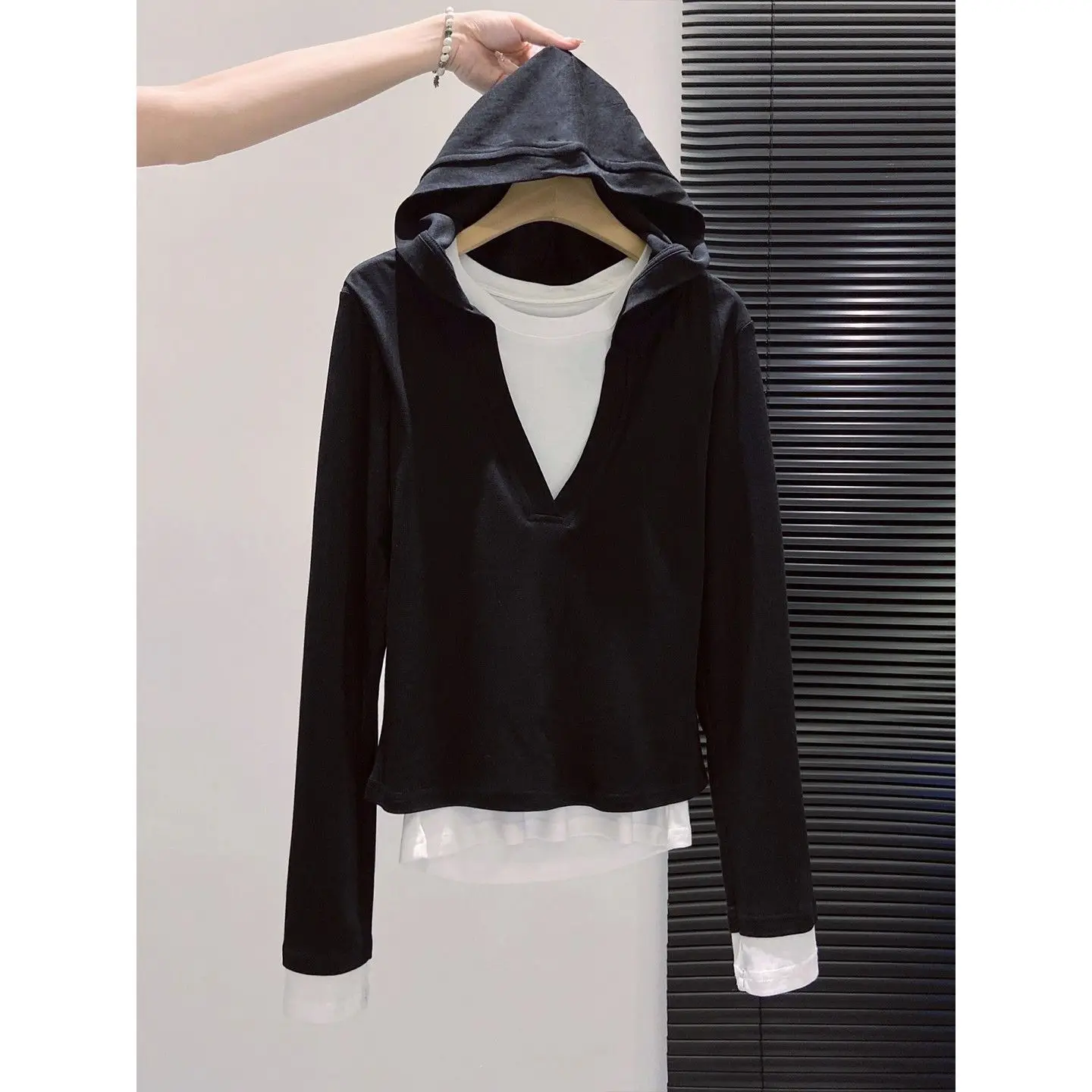 Women's Faux Two-Piece Base Shirt, 2025 Early Autumn New Style, High-End Design, Color-Blocking Long-Sleeve T-Shirt With Hood