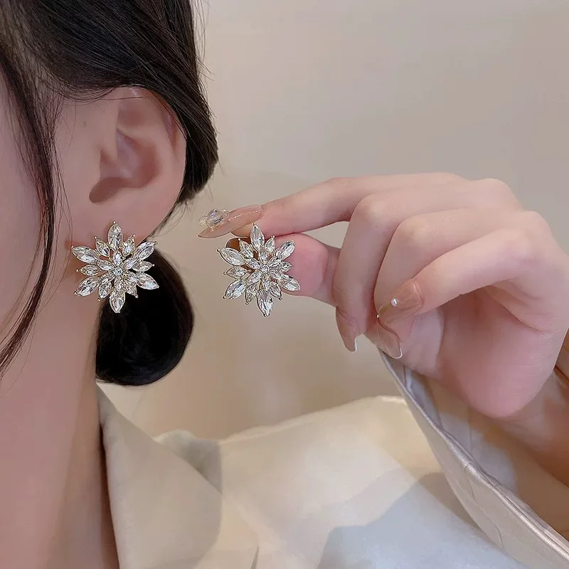 Premium 925 Silver Snowflake Earrings Full Diamond Delicate Sparkly Chunky Geometric Shape Versatile Everyday for Women