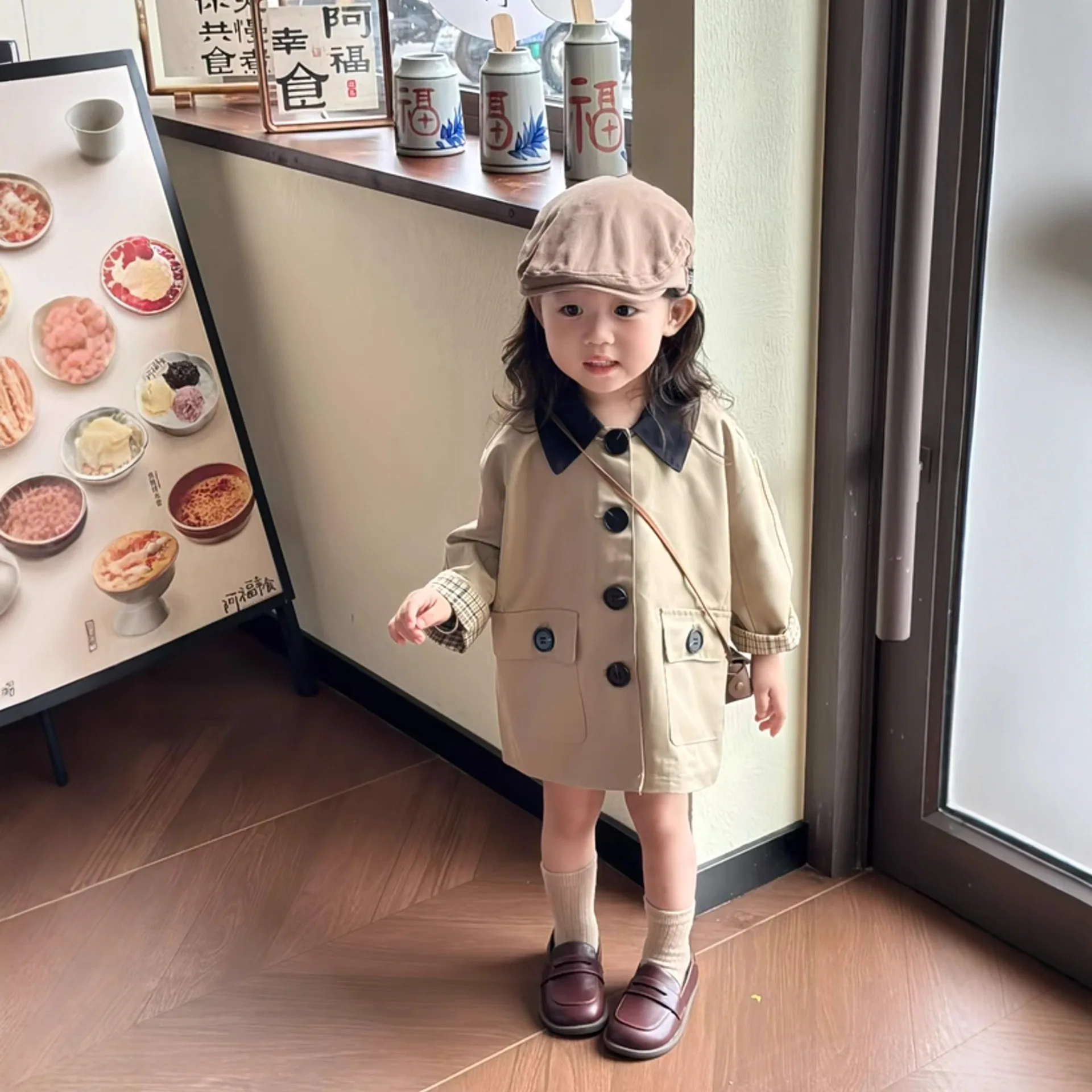 Abbigliamento per bambini Cappotto per ragazza Autunno 25 Nuova neonata Stile retrò britannico Risvolto Trench medio e lungo Top per bambini