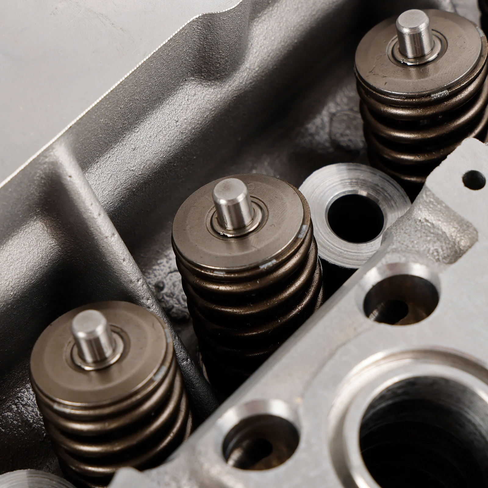 Cylinder Head with Valves 03C109611Q for Audi A1 A3 for VW Golf Jetta Passat