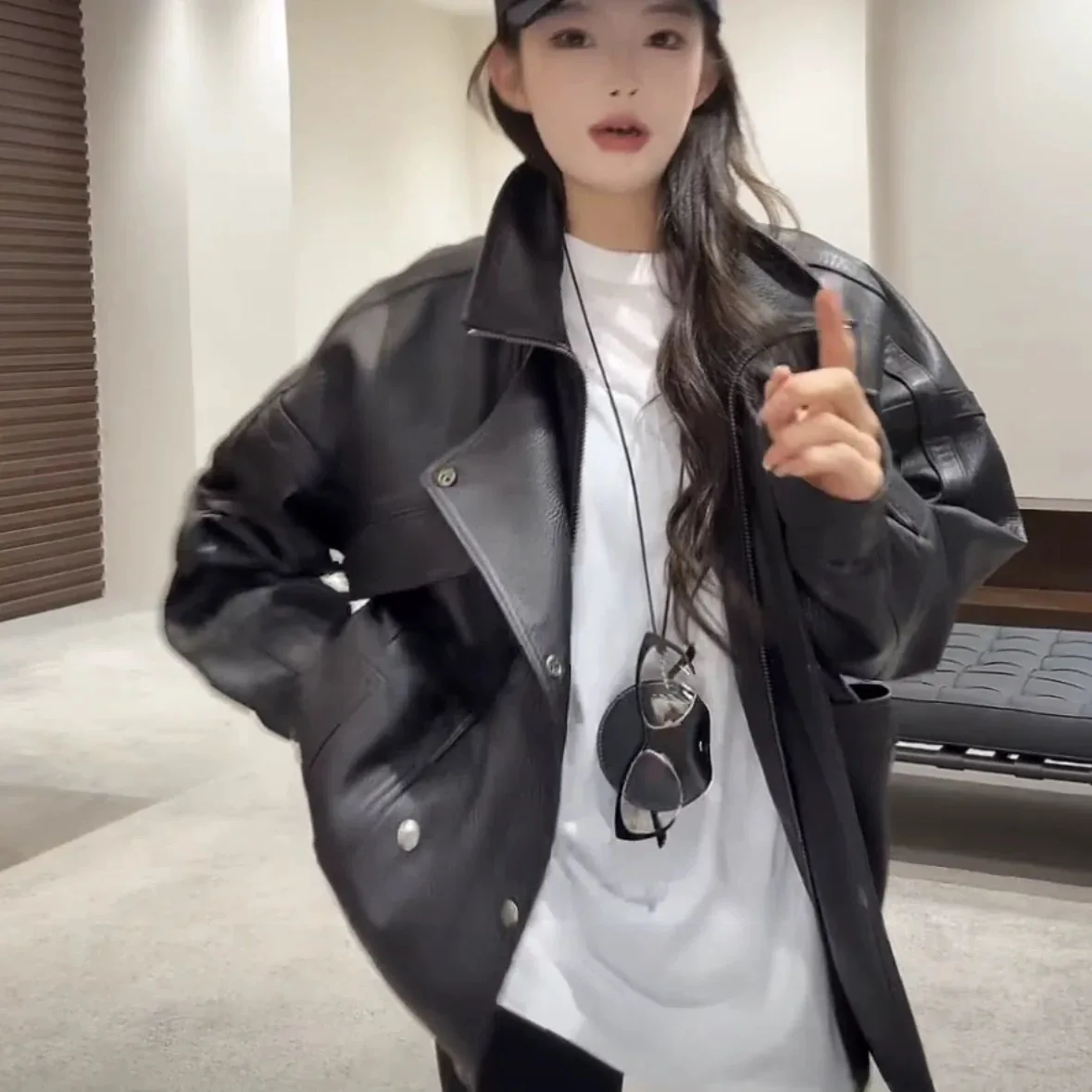 เสื้อโค้ทหนังแท้คุณภาพสูง สไตล์เรโทร หนังวัวแท้ สำหรับฤดูใบไม้ร่วงและฤดูหนาว ดีไซน์ใหม่ สไตล์ยุโรป แฟชั่นสำหรับผู้หญิง ทรงยาว ซิปดีไซน์ทันสมัย