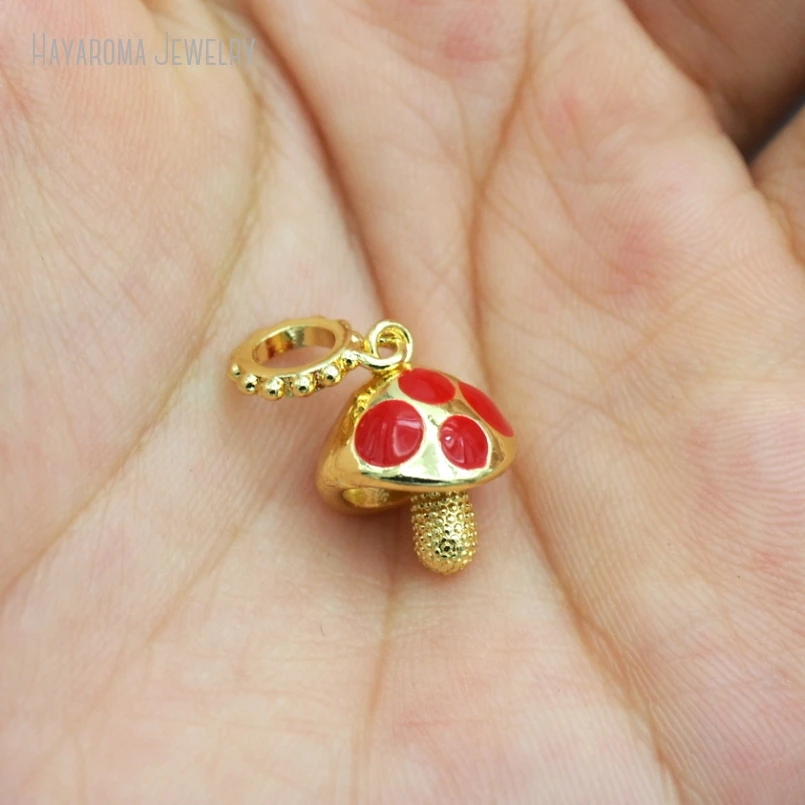 キノコの金属と銅のチャーム,赤いエナメルジュエリー,ゴールドカラー,卸売り,pm52894,2個