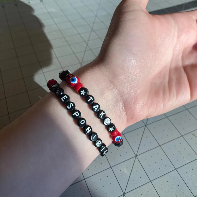 Y2K مجموعة أساور كاندي مصنوعة يدويًا بحروف مخصصة على شكل عين الشر - نمط غسيل الفم العصري |   الموضة والحماية