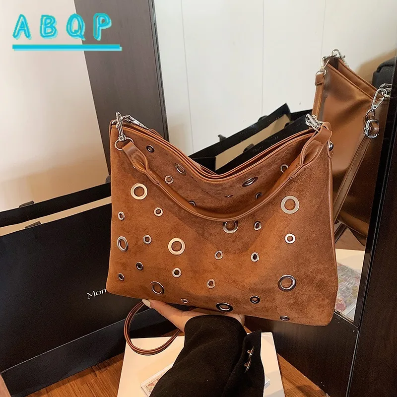 

Сумка на плечо, осенние женские сумки, новинка 2025, корейский стиль, модная сумка с заклепками, большая вместительная повседневная универсальная сумка-ведро