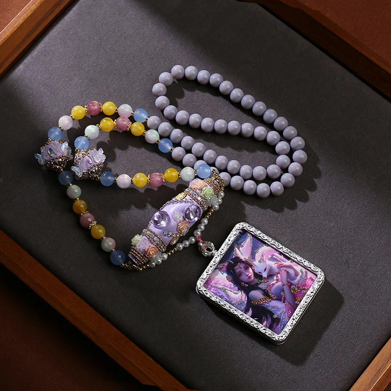 pendentif-thangka-peint-a-la-main-avec-des-perles-violettes-et-des-pierres-precieuses-incrustees-ideal-a-porter-comme-accessoire