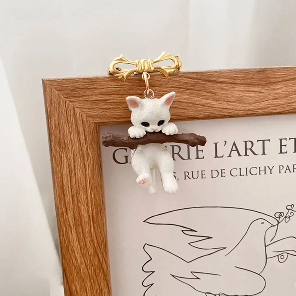 3D Cute Cat Animal Brooch White Cat Brooches Holding a Branch Cat Hug Tree Brooch Three-dimensional Lapel Pins Bag Decoration