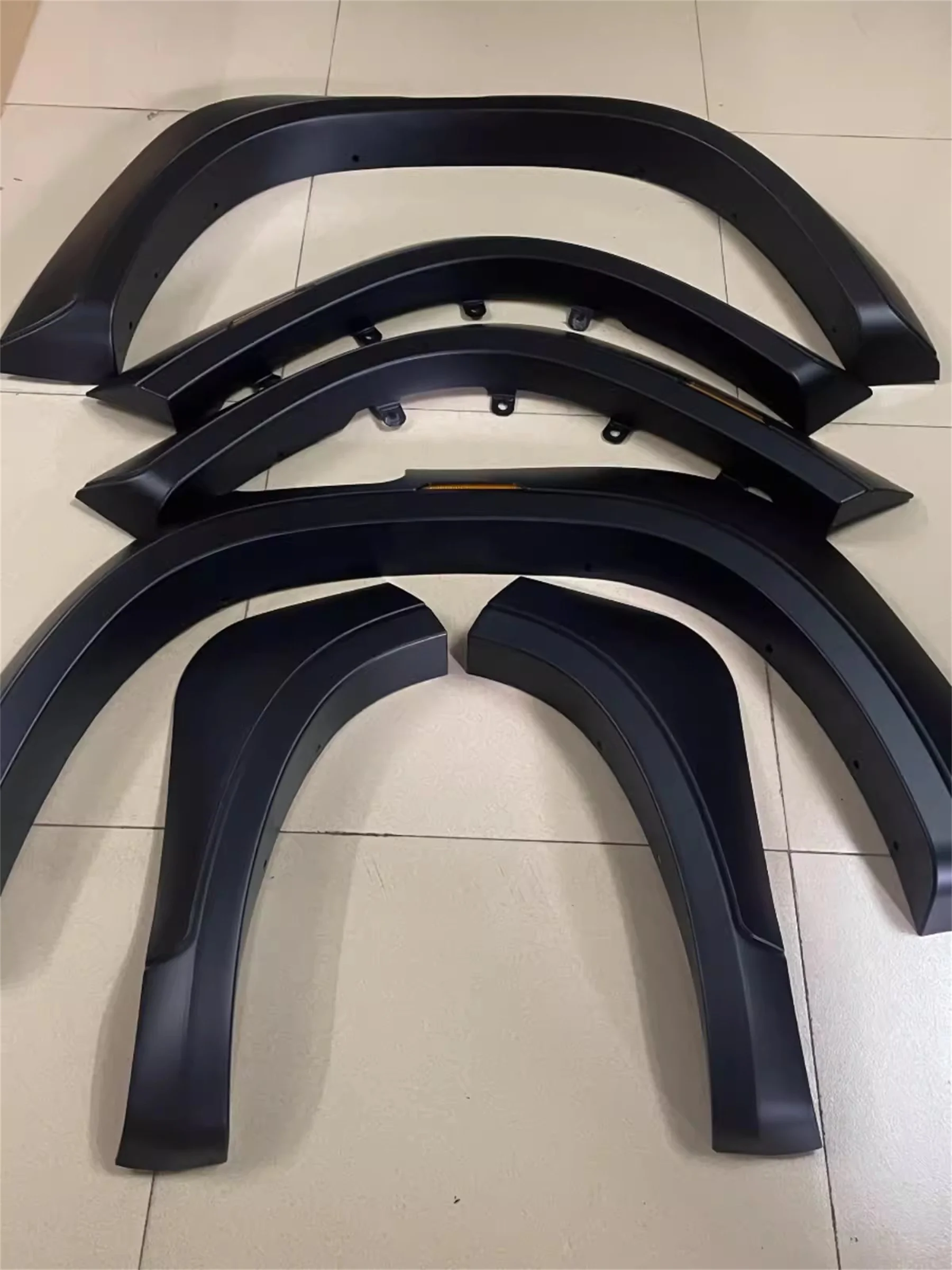 Car Fender Flares Arch Wheel Eyebrow Protector Mudguard Sticker for Mitsubishi Triton L200