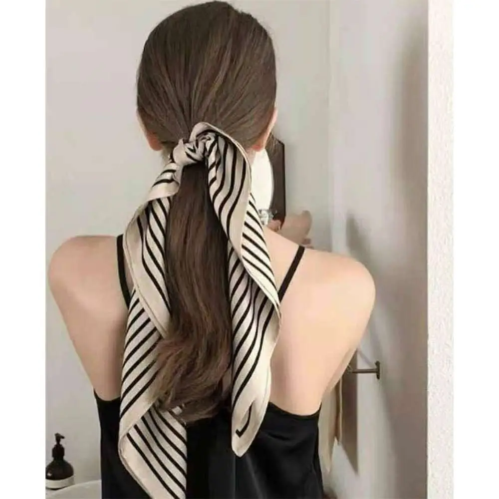 อินเทรนด์ผ้าพันคอผ้าไหมสแควร์ 70*70 ซม.สีดําสีขาวหัวผ้าเช็ดหน้าคู่ลายจุดดอกไม้ Neckerchief ฤดูใบไม้ผลิฤดูร้อนฤดูใบไม้ร่วง