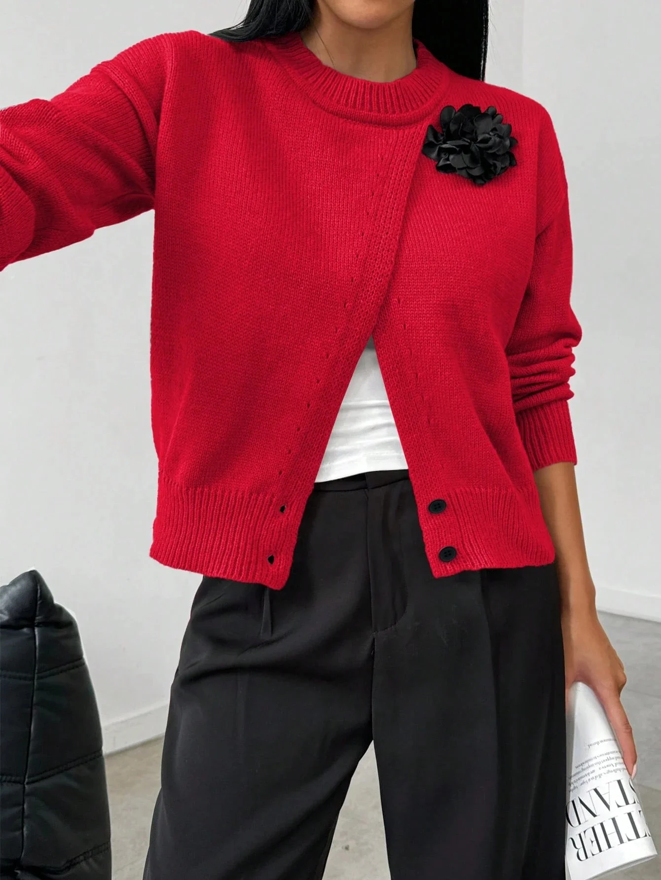 

Женский красный асимметричный вязаный кардиган с запахом, свитер с круглым вырезом и длинными рукавами, с 3D-цветочной аппликацией, элегантный укороченный топ на пуговицах