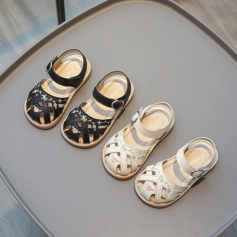 Sandali da ragazza in bianco e nero estate nuove scarpe da principessa Baotou suola morbida scarpe da bambino scarpe da spiaggia per bambini scarpe